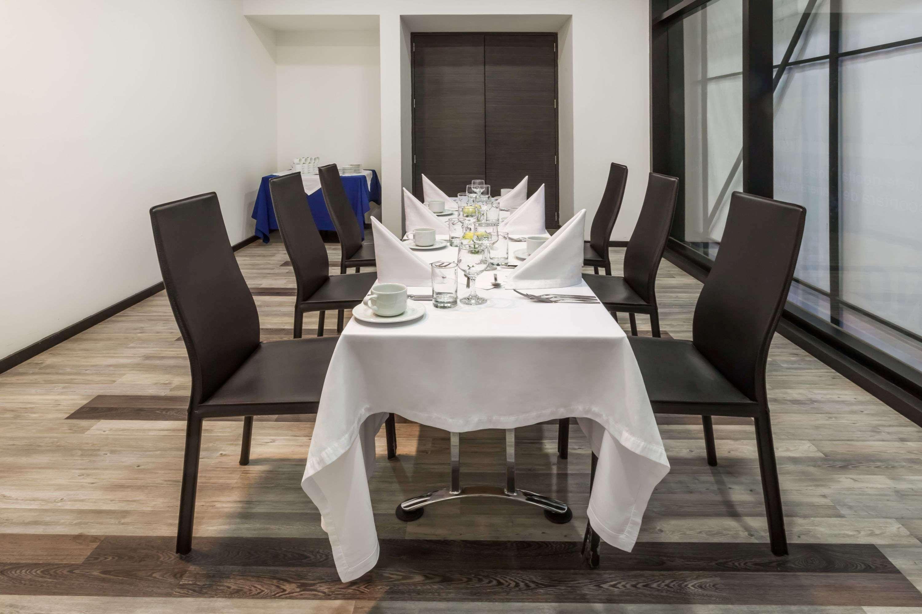 ホテル ウィンダム ボゴタ エクステリア 写真 A table set for fine dining