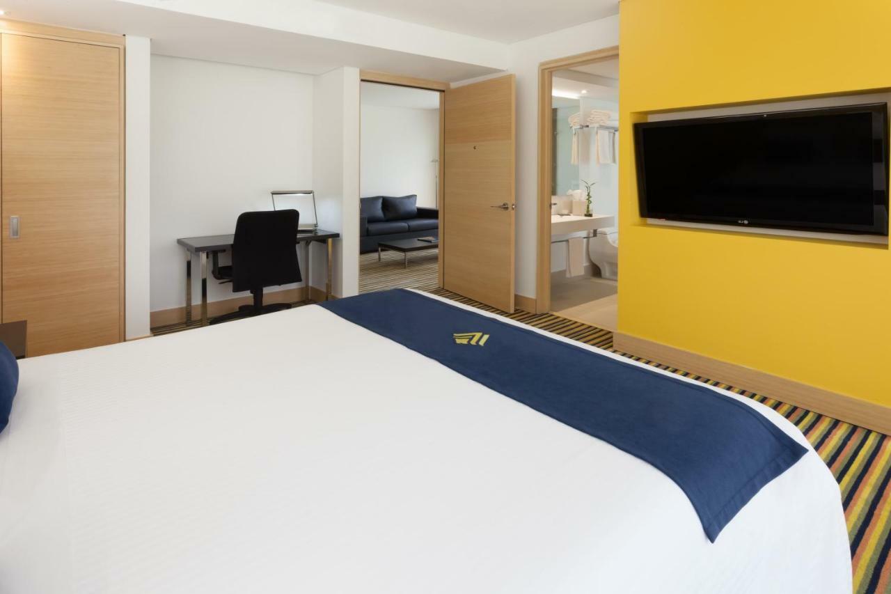 ホテル ウィンダム ボゴタ エクステリア 写真 A room at the hotel